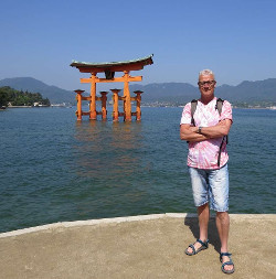 Poseren voor de torii van Miyajima