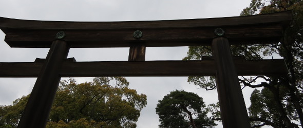 Grote torii bij Mei-ji, een shito heiligdom in Tokyo